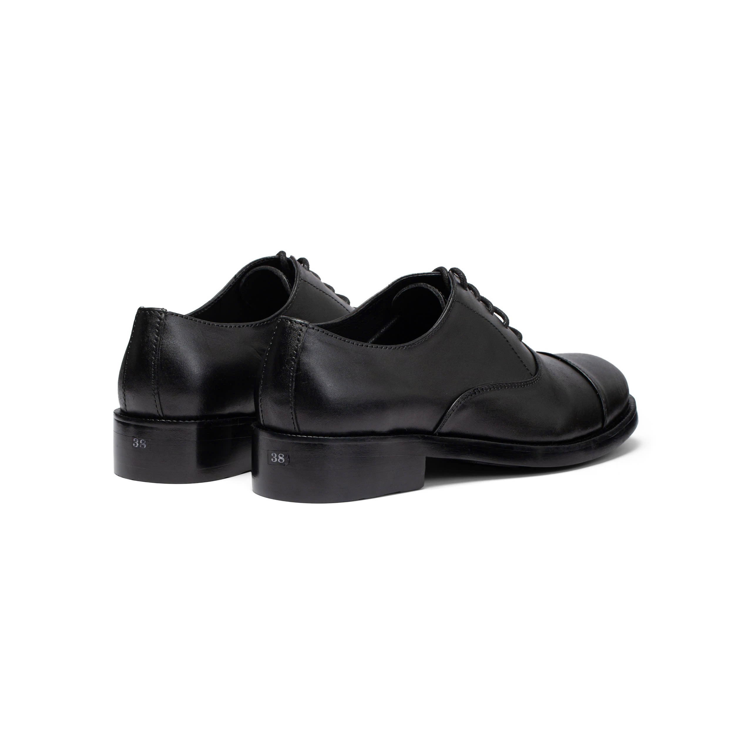 Giày Oxford cap-toe đế phíp mũi ngắn chỉ viền đế màu đen F63740